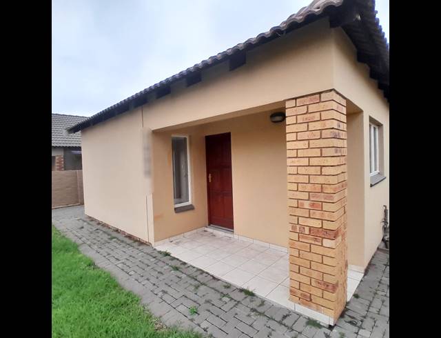 3 BEDROOM HOUSE FOR SALE IN WATERKLOOF HILL ESTATE